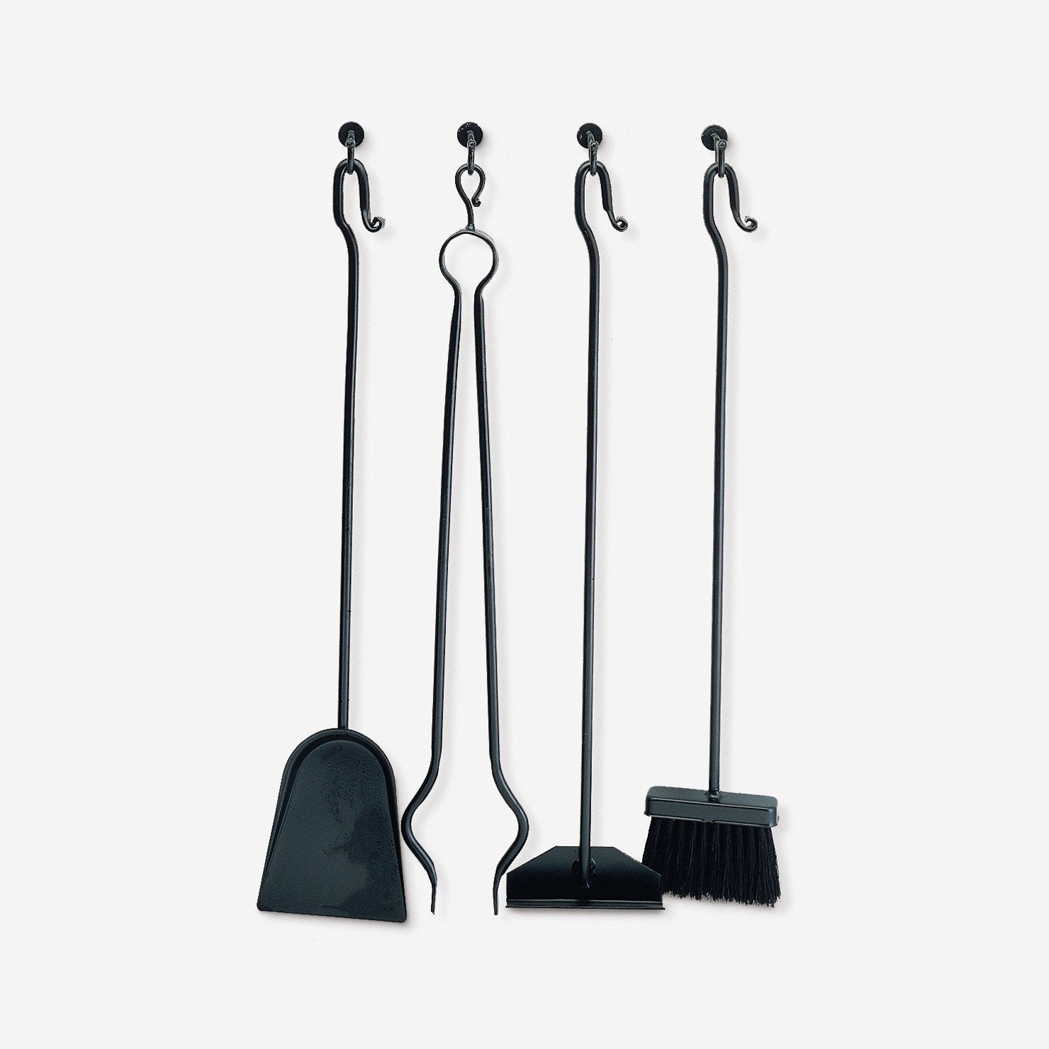 Palazzetti kit attrezzi a parete per barbecue 64 cm grill accesa in soggiorno, fiamma visibile attraverso il vetro