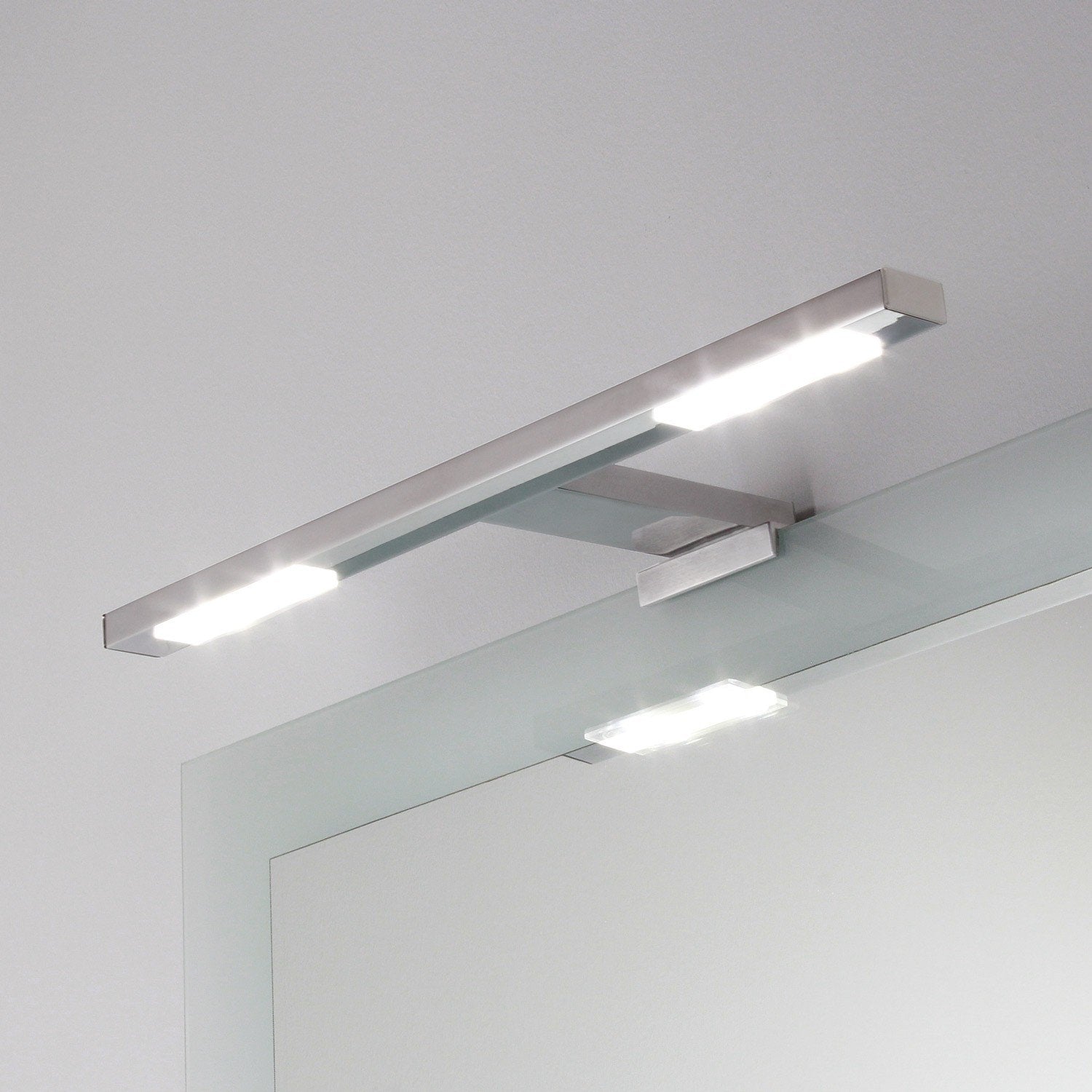 Koh-i-noor 7906 Lampada LED doppia per specchio 500lm cromo accesa in ambiente, design e diffusione della luce - Koh I Noor