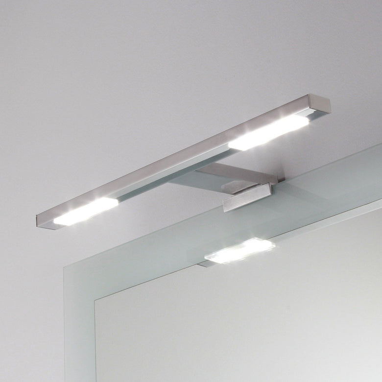Koh-i-noor 7906 Lampada LED doppia per specchio 500lm cromo accesa in ambiente, design e diffusione della luce - Koh I Noor
