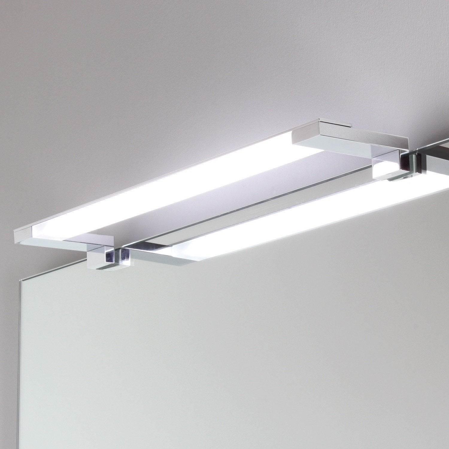Koh-I-Noor 7908 Lampada Applique Per Specchio A Led 250lm Cromo Lucido accesa in ambiente, design e diffusione della luce...