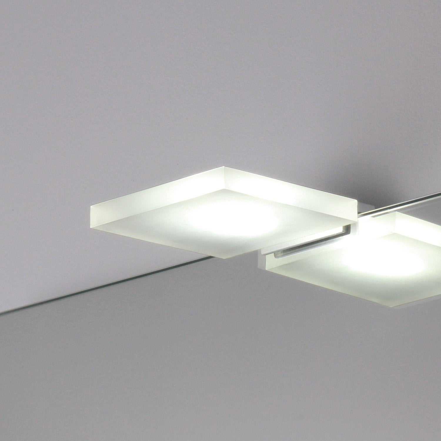 Koh-i-noor 7905 lampada led applique quadra per specchio accesa in ambiente, design e diffusione della luce - Koh I Noor