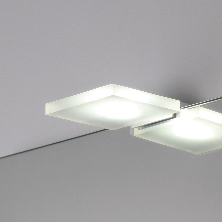 Koh-i-noor 7905 lampada led applique quadra per specchio accesa in ambiente, design e diffusione della luce - Koh I Noor