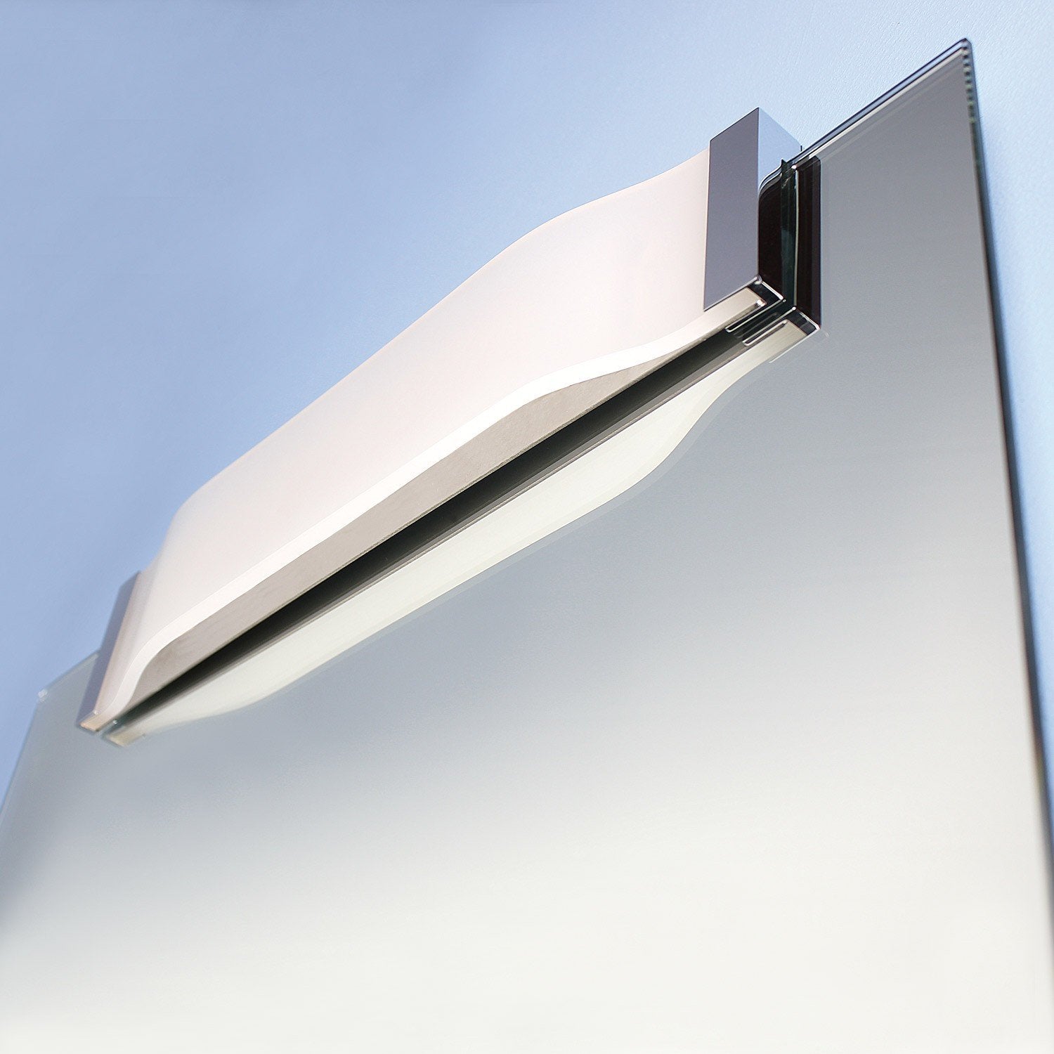 Koh-I-Noor Onda Lampada Per Specchio In Acrilico Satinaro E Cromo Lucido in satinato accesa in ambiente, design e...