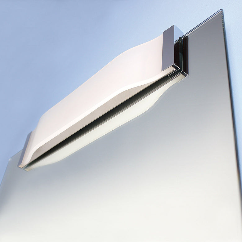 Koh-I-Noor Onda Lampada Per Specchio In Acrilico Satinaro E Cromo Lucido in satinato accesa in ambiente, design e...