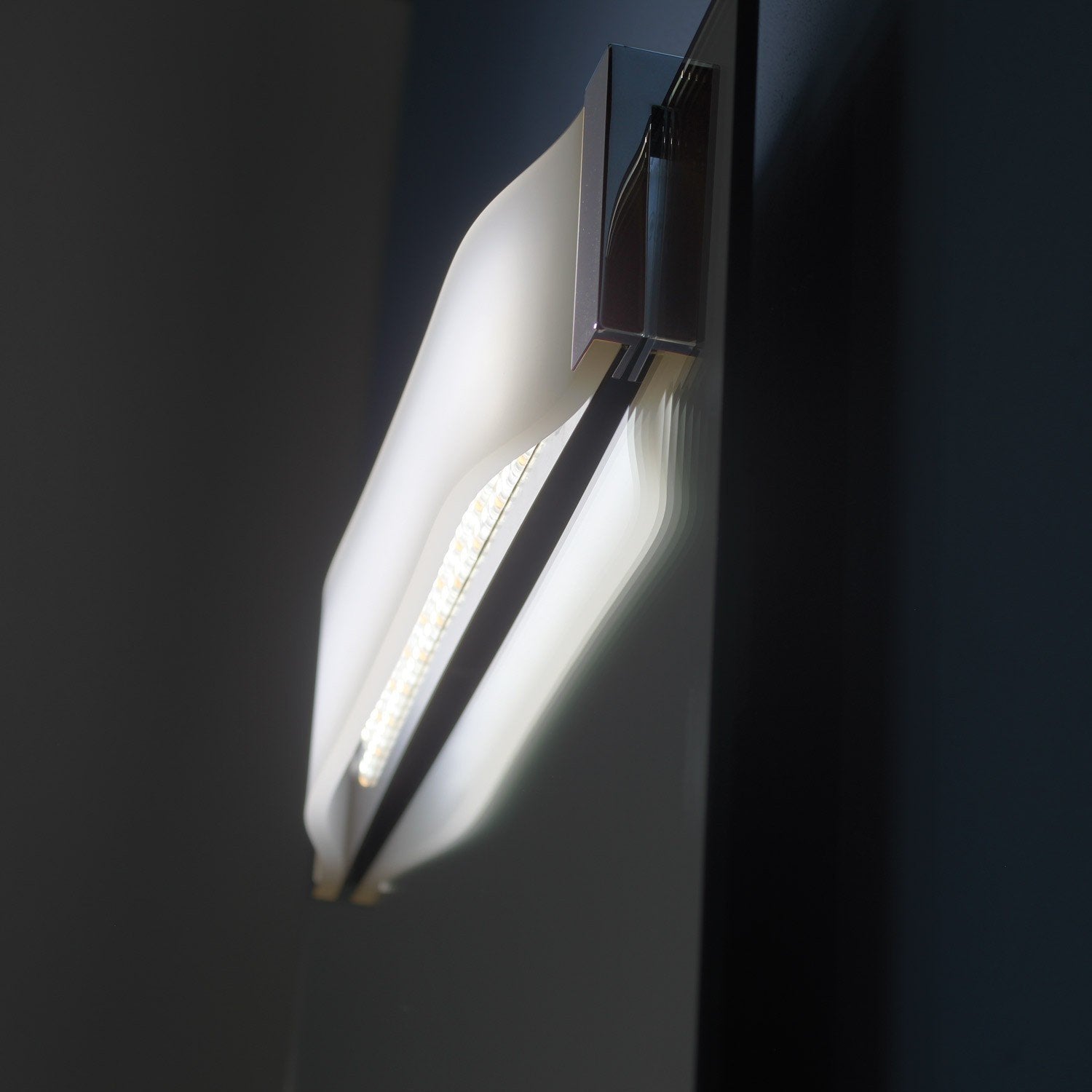 Koh-I-Noor Onda Lampada Per Specchio In Acrilico Satinaro E Cromo Lucido spenta, dettaglio del corpo lampada e dei...