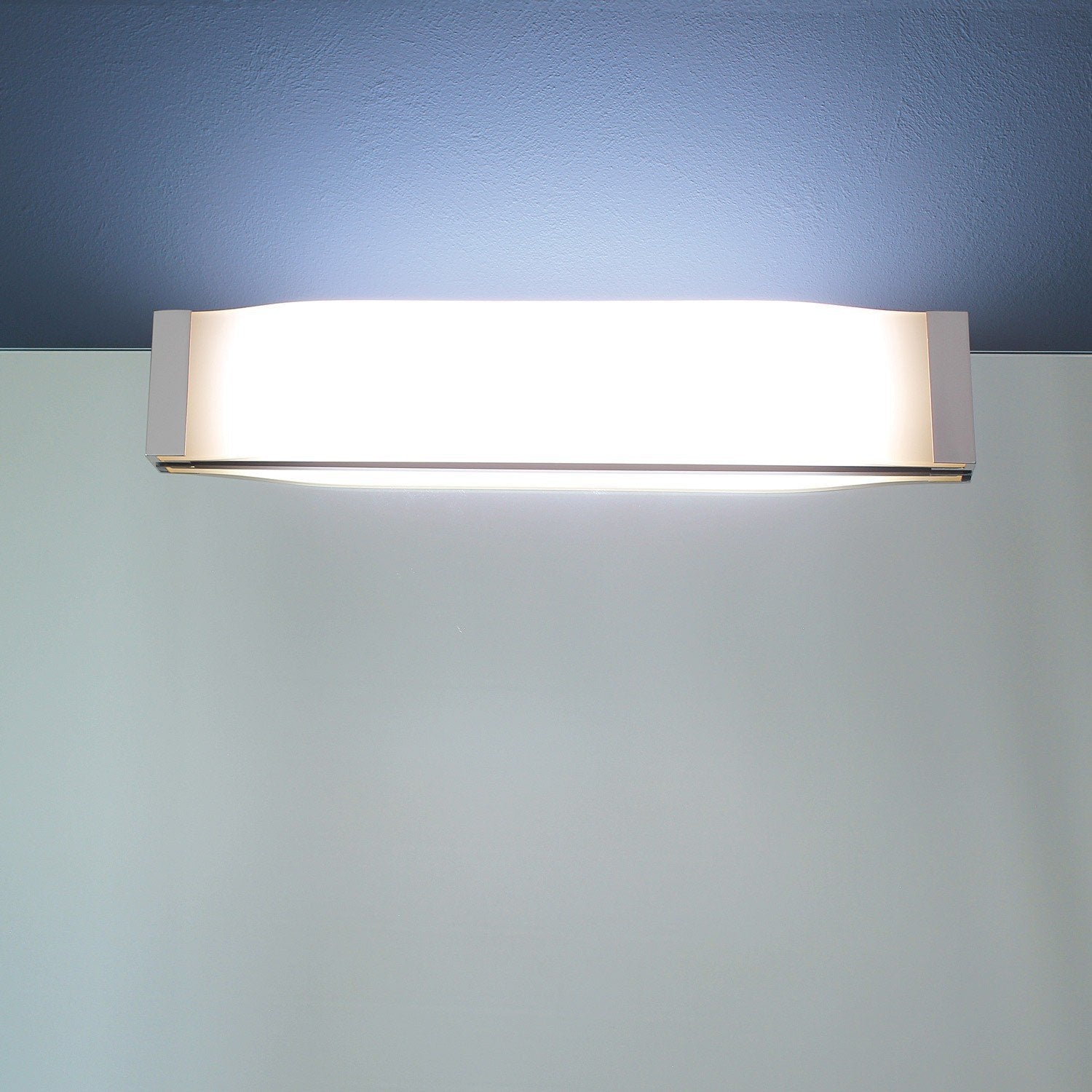 Koh-I-Noor Onda Lampada Per Specchio In Acrilico Satinaro E Cromo Lucido, vista posteriore con attacco elettrico - Koh I Noor