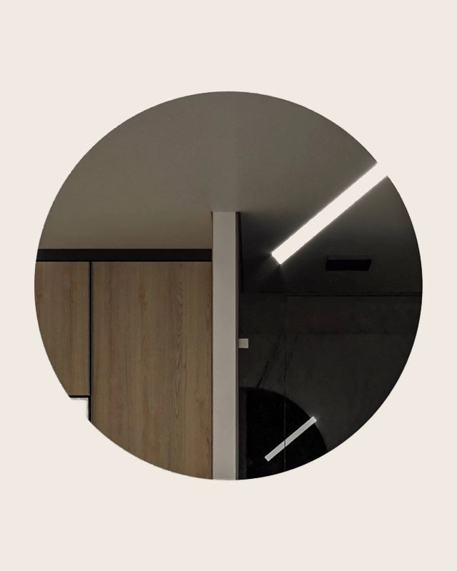 Lampada 25 cm per specchio cromo in abs e cromato accesa in ambiente, design e diffusione della luce - Exagonshop
