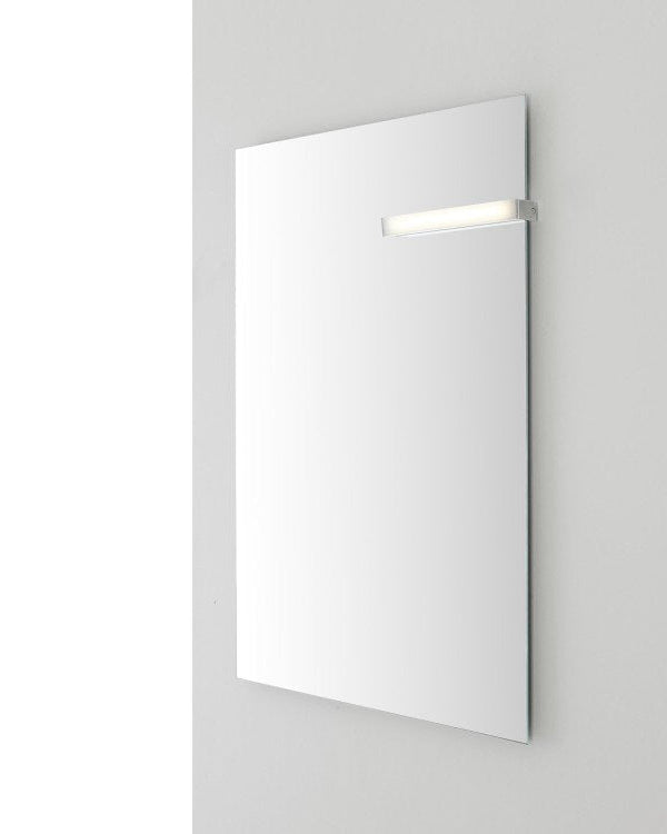 Lampada 25 cm per specchio cromo accesa in ambiente, design e diffusione della luce - Exagonshop