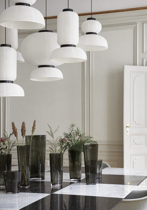 Lampada a sospensione 45 cm in carta di riso bianco avorio &Tradition Formakami JH3