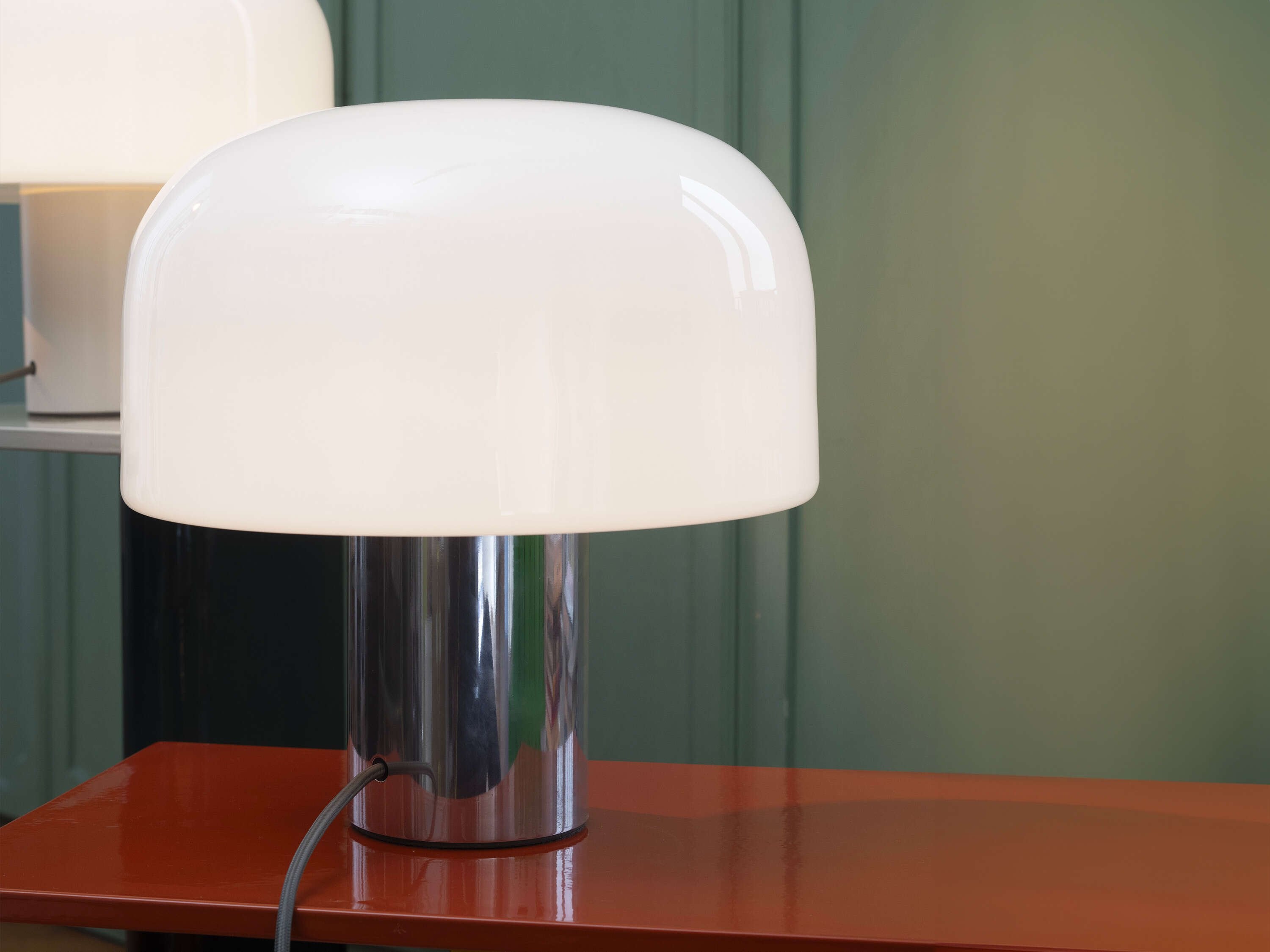 Flos Bellhop Glass T Lampada da tavolo Bright aluminium in Alluminio, particolare del diffusore luminoso