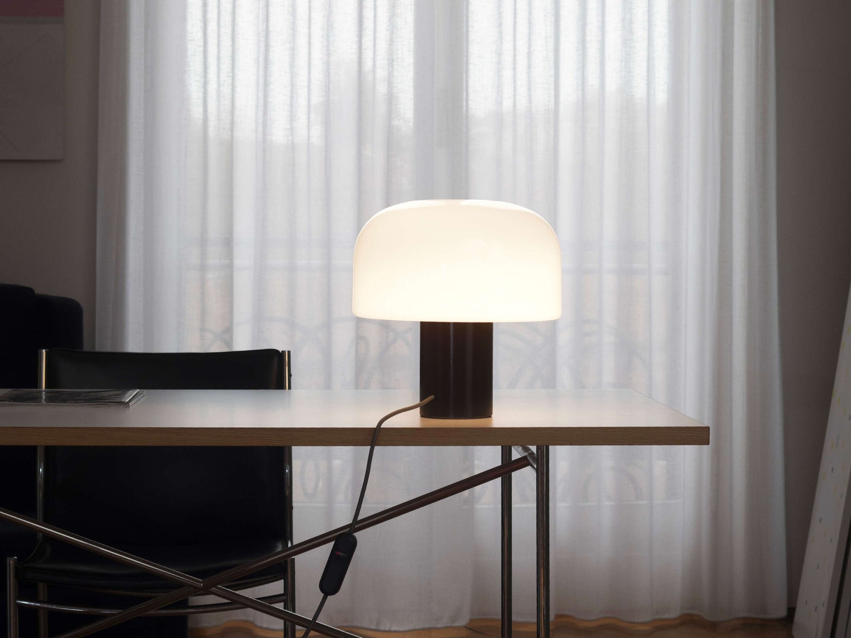 Flos Bellhop Glass T Lampada da tavolo cioko in vetro, vista posteriore con attacco elettrico