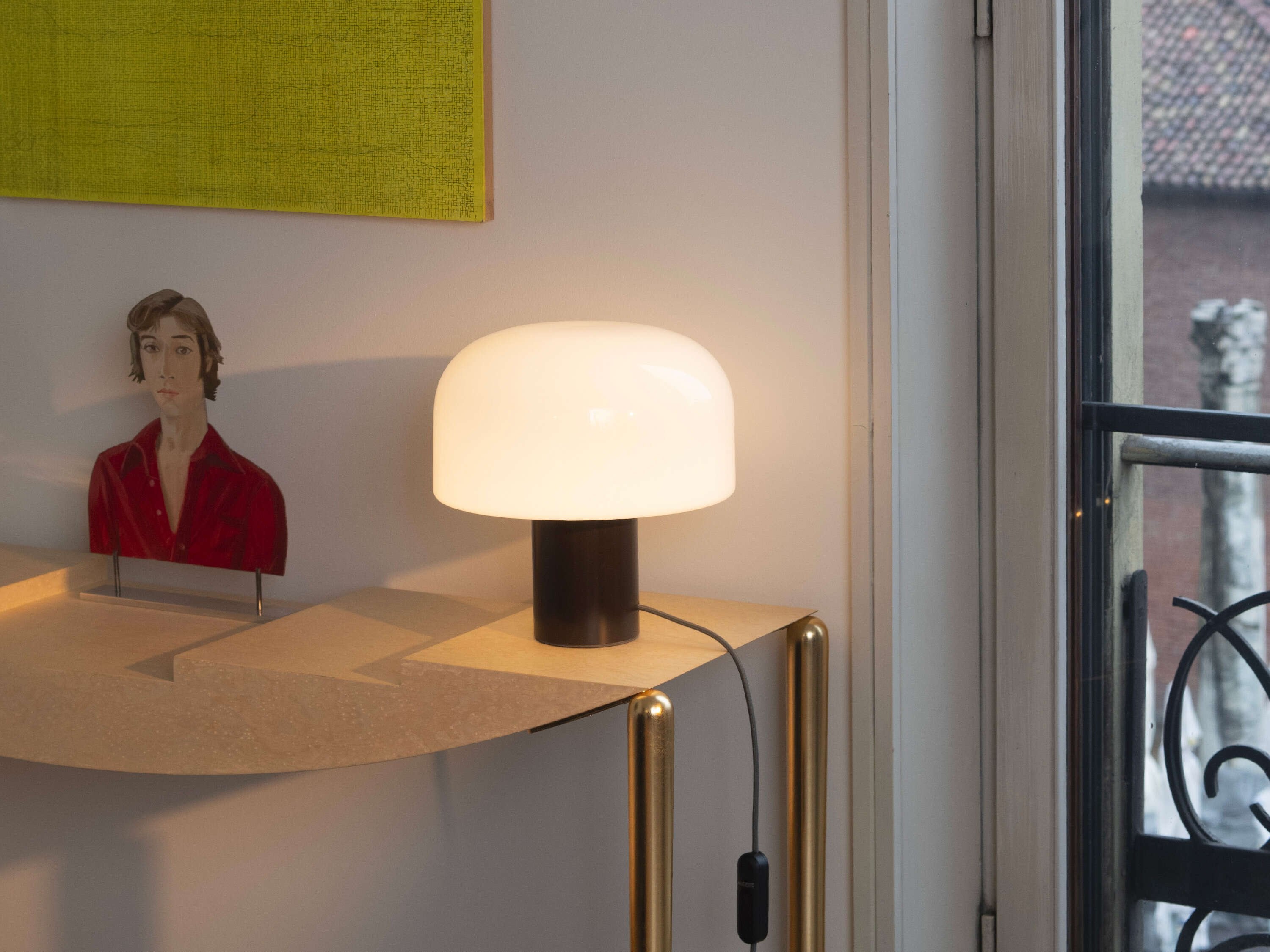 Flos Bellhop Glass T Lampada da tavolo cioko in vetro, particolare del diffusore luminoso