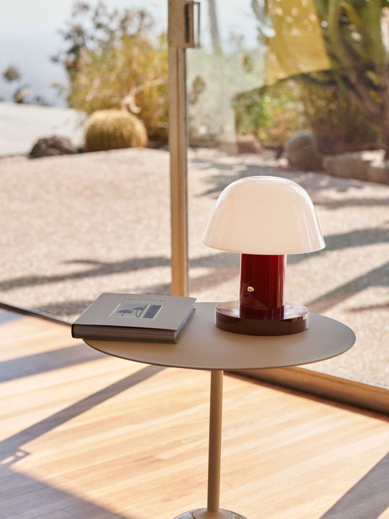 &Tradition Setago Lampada ricaricabile Maroon Grape Jh27 Rosso, particolare del diffusore luminoso