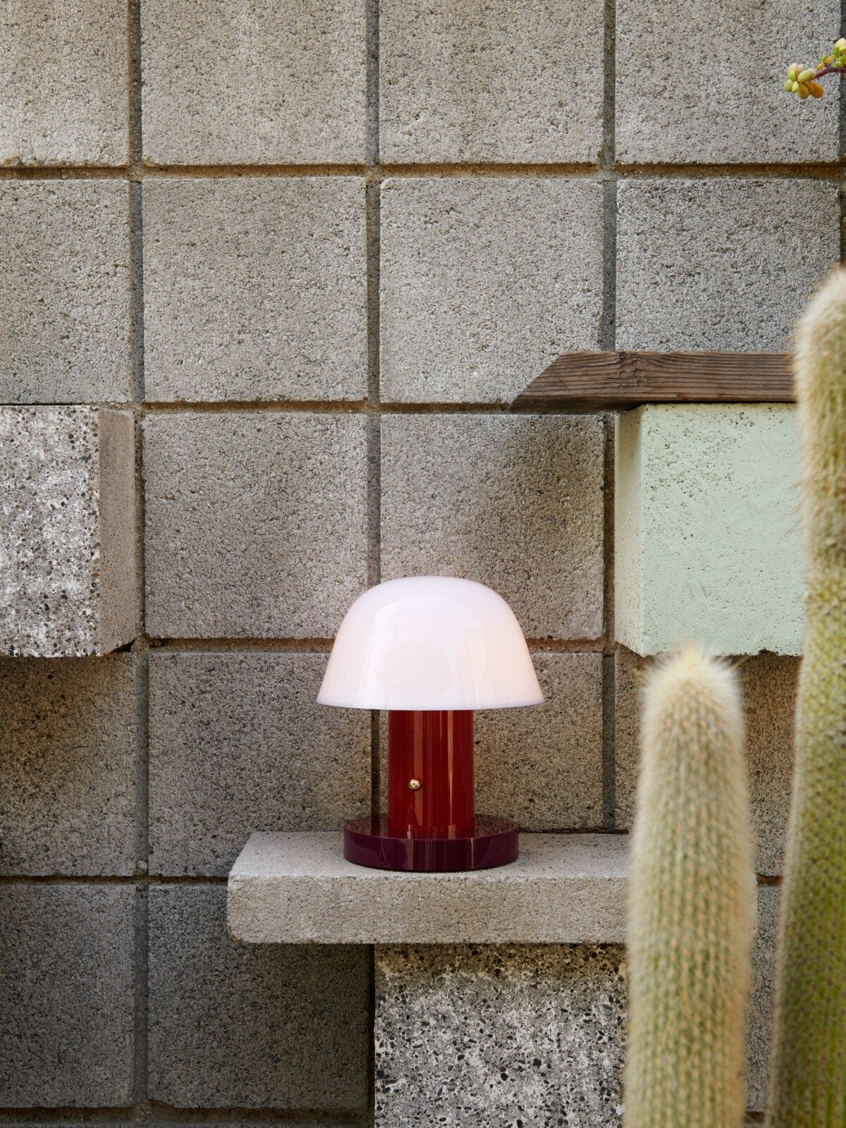 &Tradition Setago Lampada ricaricabile Maroon Grape Jh27 Rosso, vista posteriore con attacco elettrico
