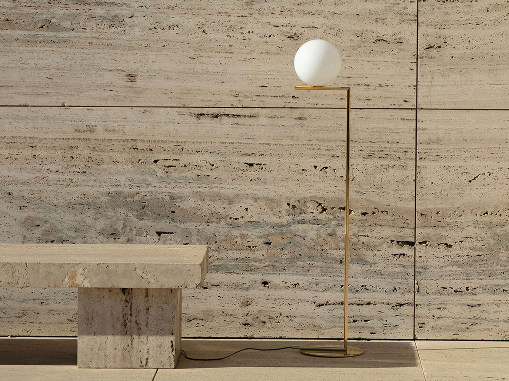 Flos IC F1 10 Anniversary Lampada a terra Oro con dimmer Oro 24k accesa in ambiente, design e diffusione della luce