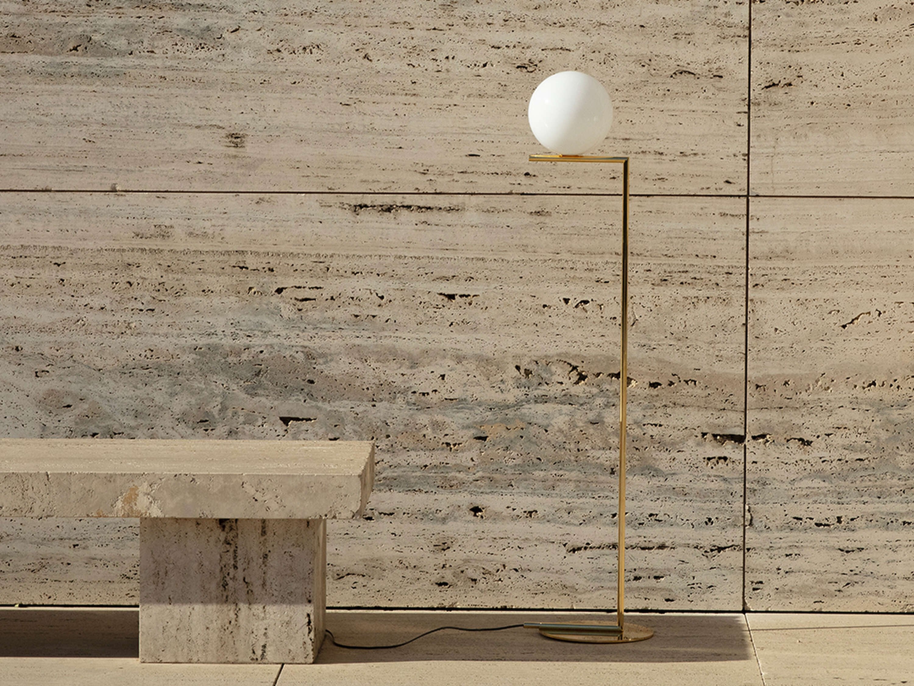 Flos IC F1 10 Anniversary Lampada a terra Oro con dimmer Oro 24k accesa in ambiente, design e diffusione della luce