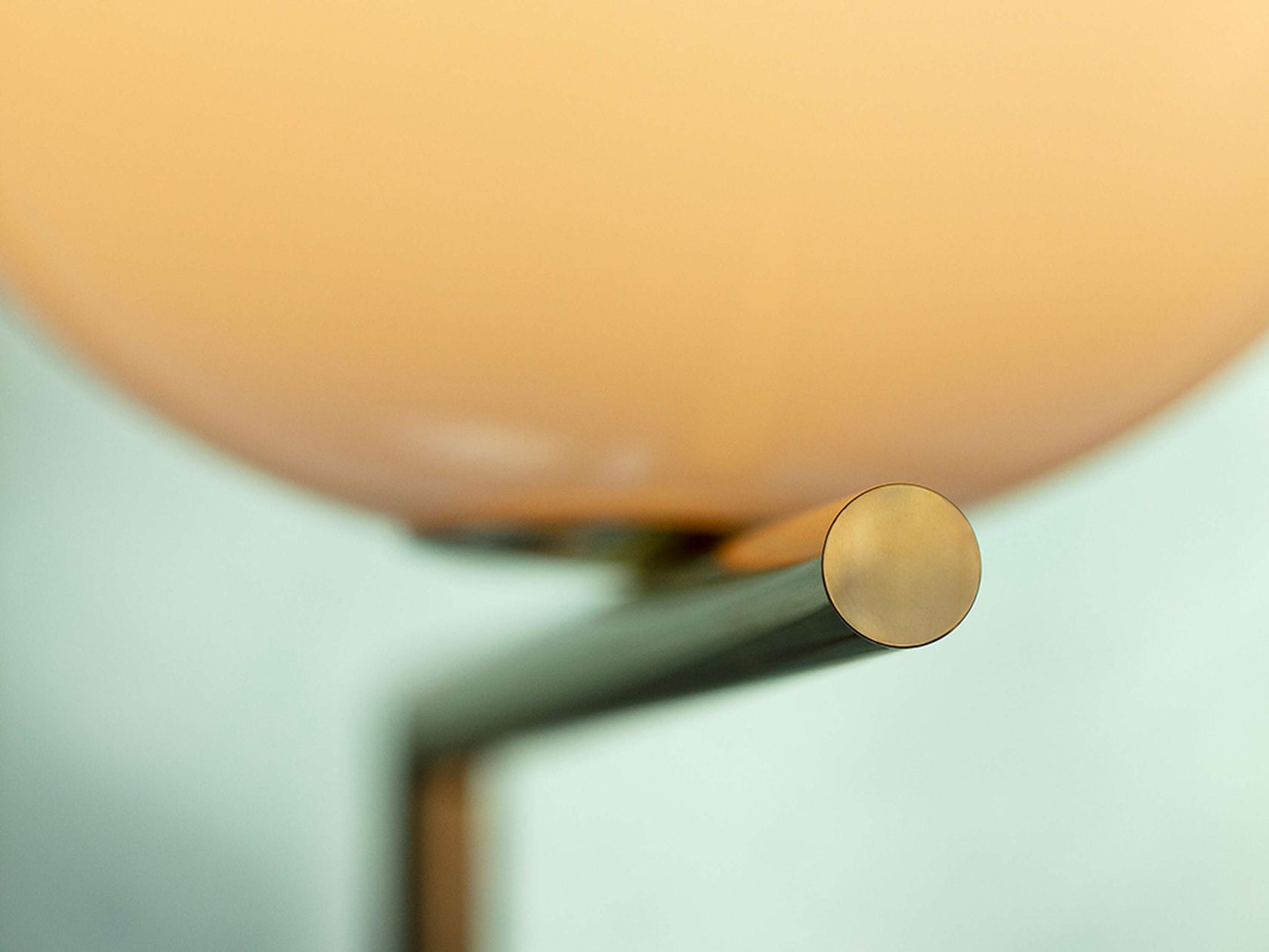 Flos IC F1 10 Anniversary Lampada a terra Oro con dimmer Oro 24k accesa in ambiente, design e diffusione della luce