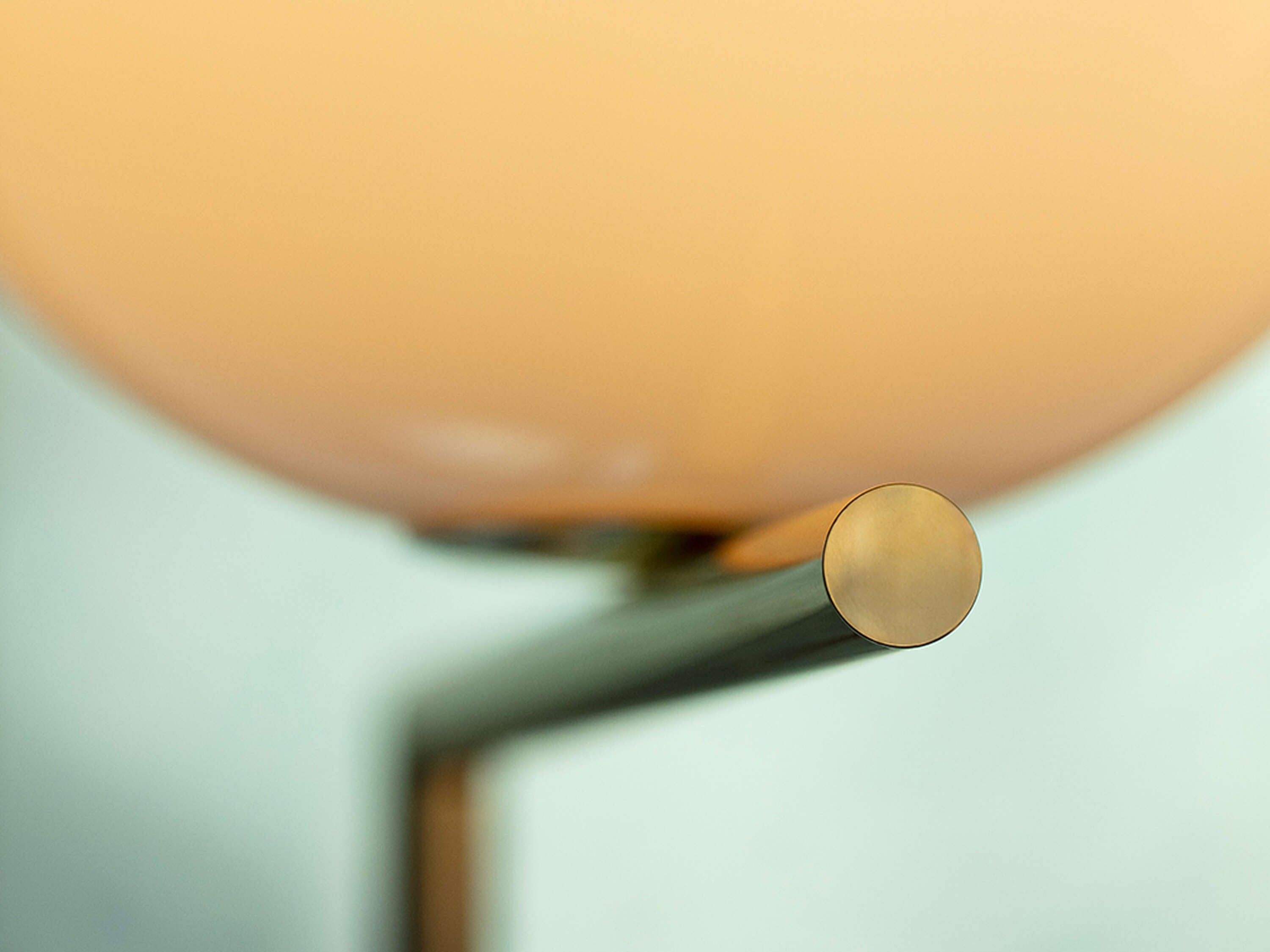Flos IC F1 10 Anniversary Lampada a terra Oro con dimmer Oro 24k accesa in ambiente, design e diffusione della luce
