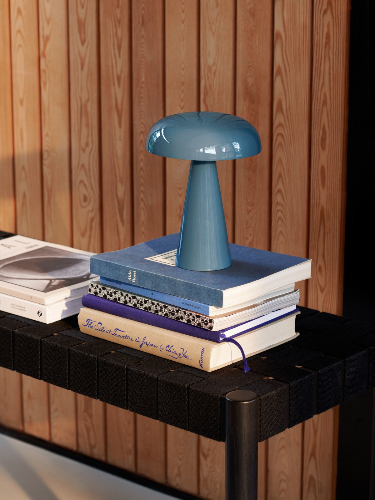 &Tradition Como SC53 Lampada ricaricabile stone blue, vista posteriore con attacco elettrico