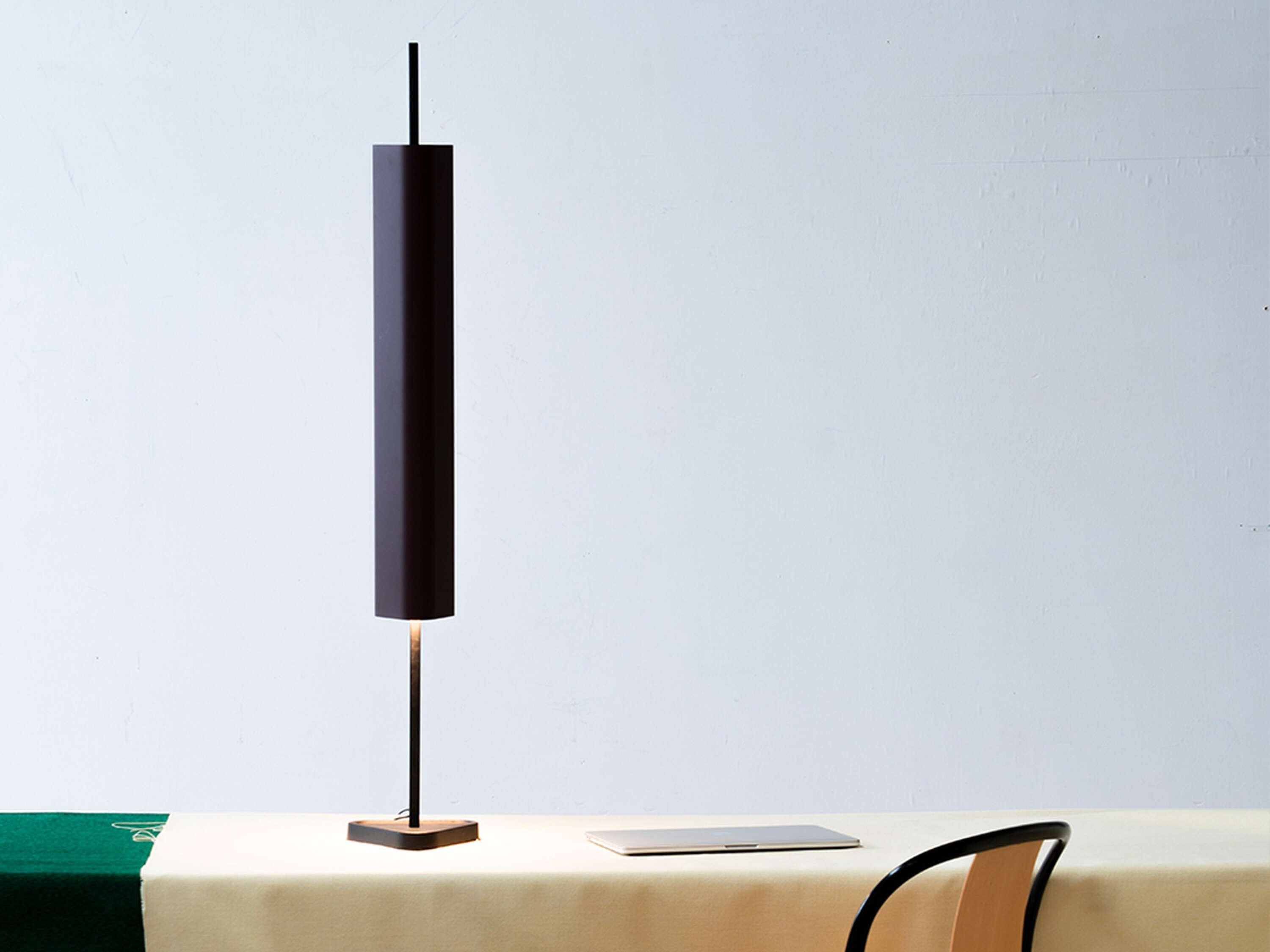 Flos Emi Table Lampada da tavolo 2700K touch dimming deep spenta, dettaglio del corpo lampada e dei materiali