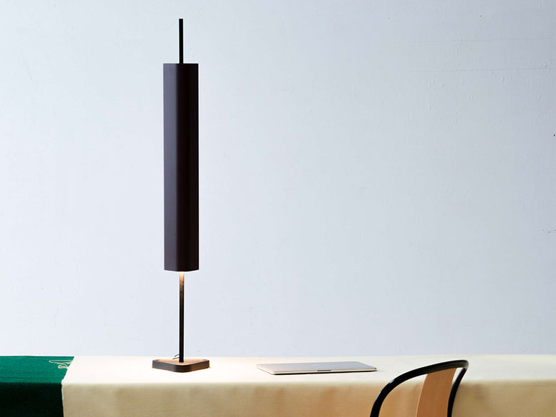 Flos Emi Table Lampada da tavolo 2700K touch dimming deep spenta, dettaglio del corpo lampada e dei materiali