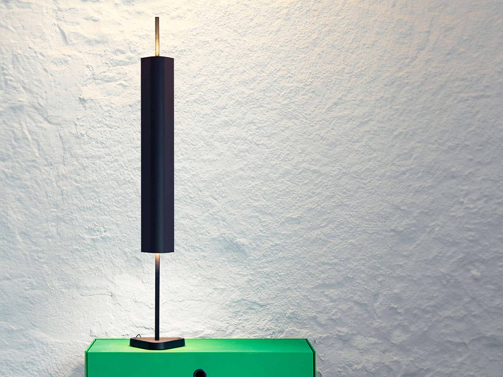 Flos Emi Table Lampada da tavolo 2700K touch dimming deep in alluminio accesa in ambiente, design e diffusione della luce