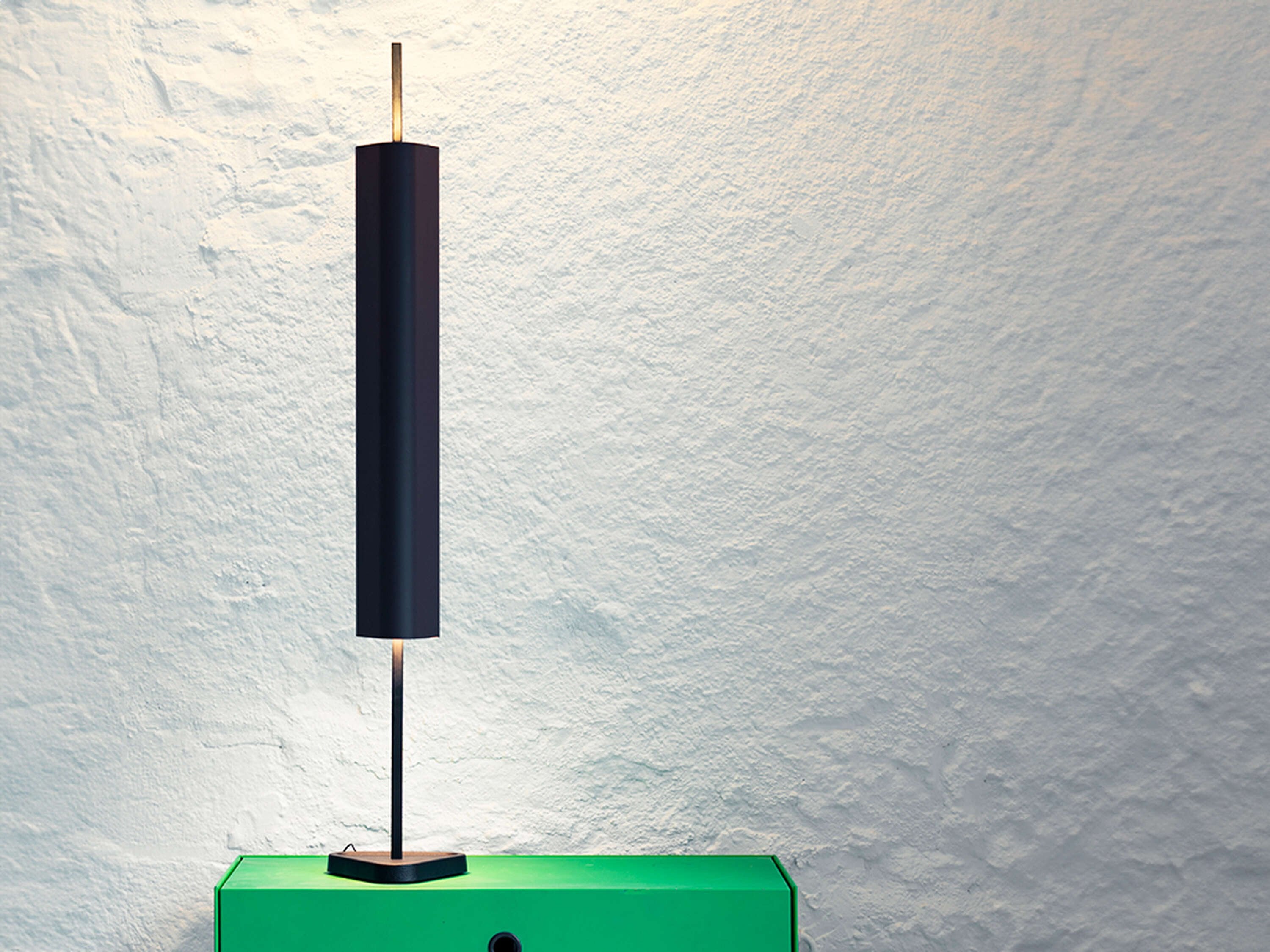Flos Emi Table Lampada da tavolo 2700K touch dimming deep in alluminio accesa in ambiente, design e diffusione della luce