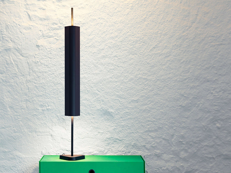 Flos Emi Table Lampada da tavolo 2700K touch dimming deep in alluminio accesa in ambiente, design e diffusione della luce