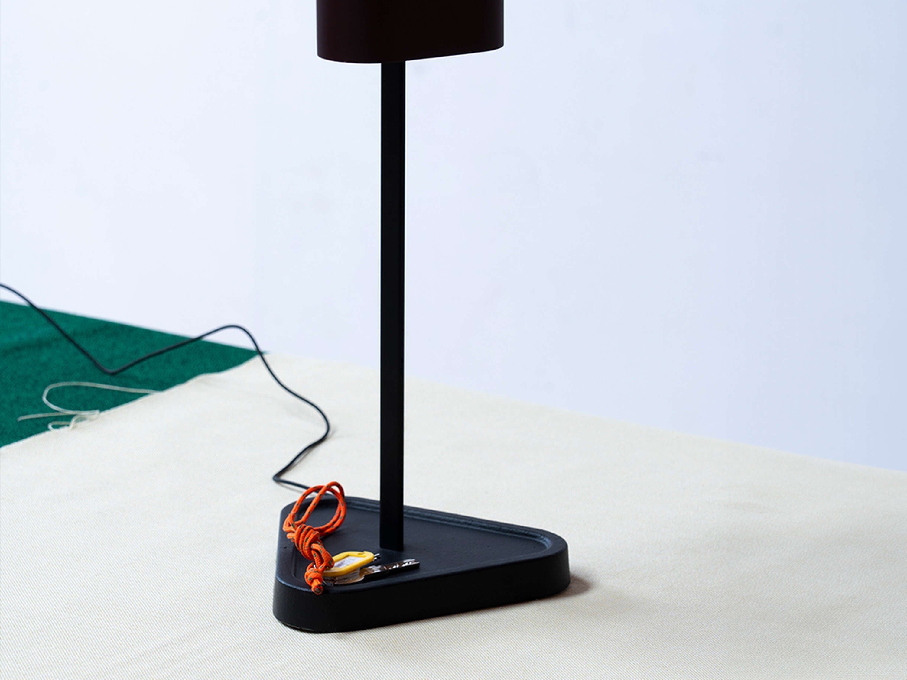 Flos Emi Table Lampada da tavolo 2700K touch dimming deep, vista posteriore con attacco elettrico