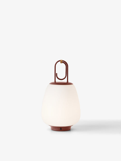 &Tradition LUCCA Lampada ricaricabile indoor outdoor in ottone accesa in ambiente, design e diffusione della luce