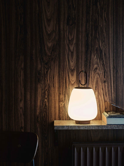 Lampada portatile da interno esterno in vetro opalino e ottone marrone &Tradition LUCCA SC51