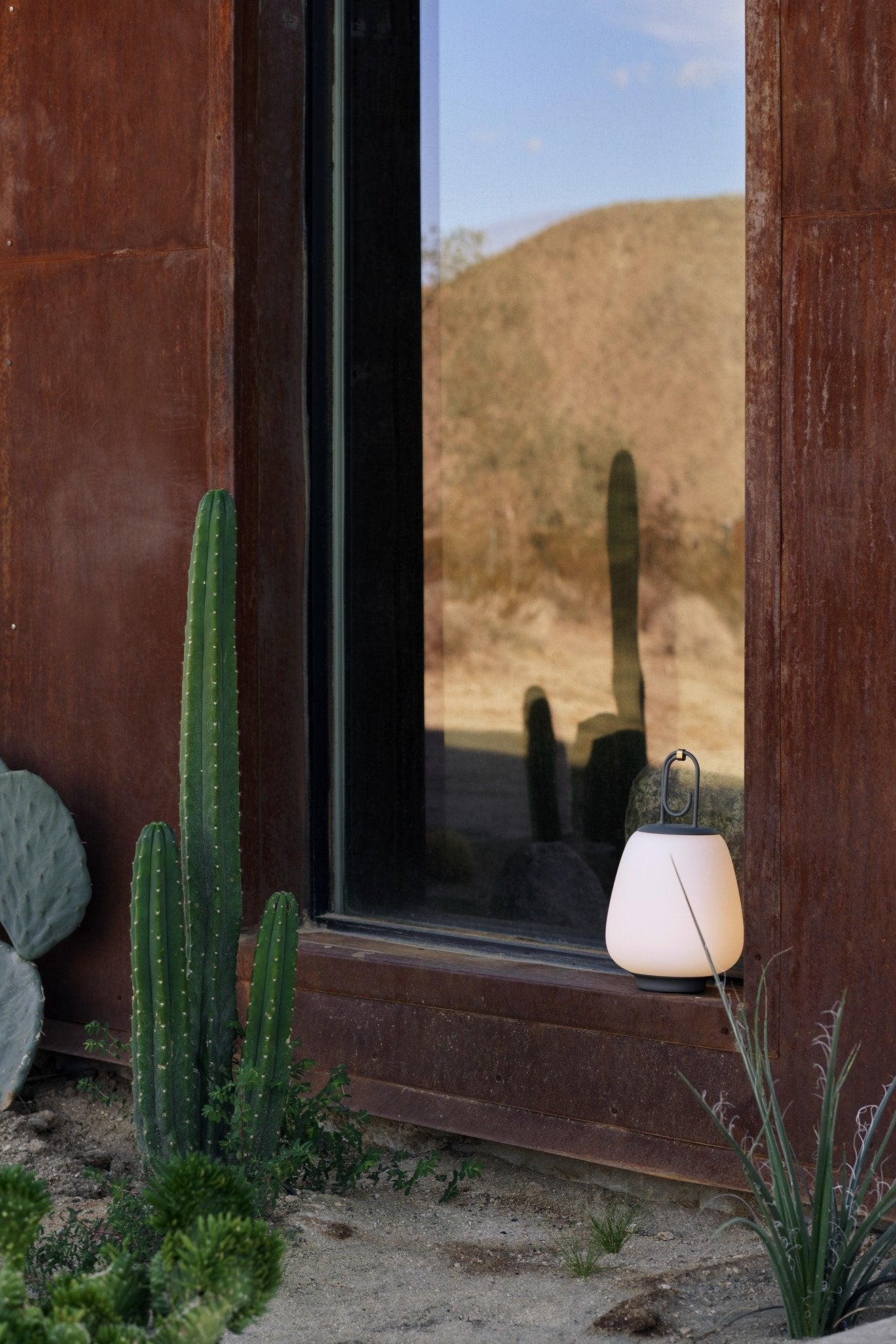 &Tradition LUCCA Lampada ricaricabile indoor outdoor accesa in ambiente, design e diffusione della luce