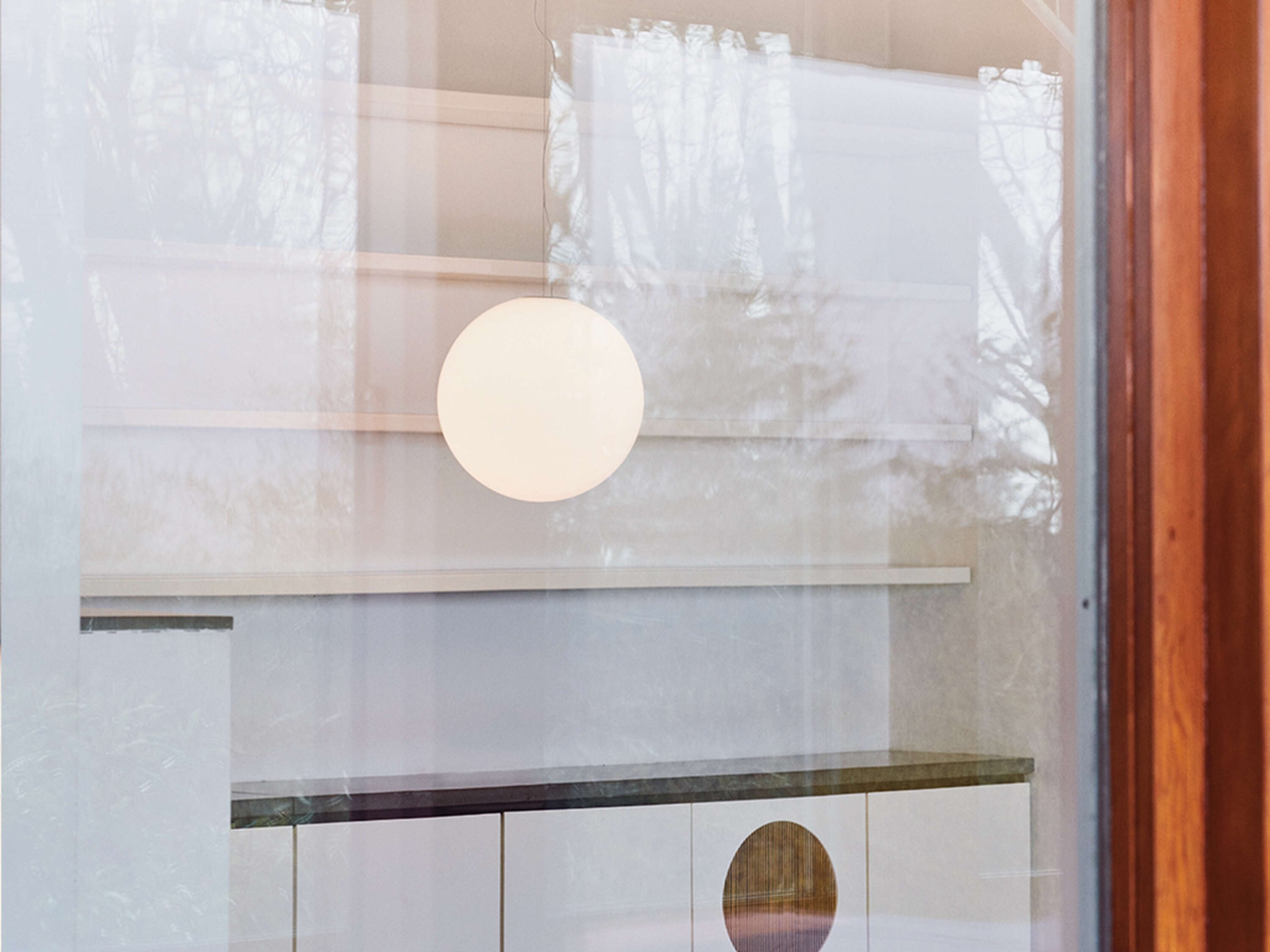 Flos My Sphere Lampada sfera a sospensione 45 cm accesa in ambiente, design e diffusione della luce