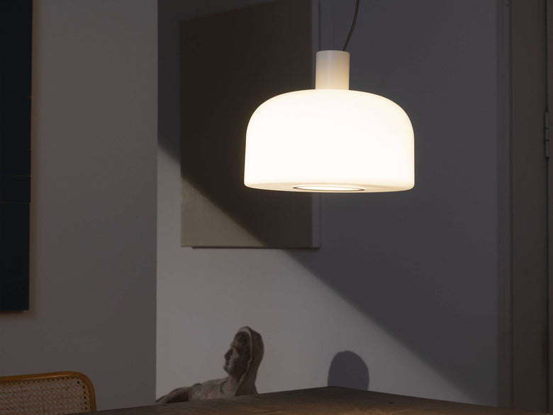 Flos Bellhop Glass S2 Lampada 45 cm sospesa Bianco accesa in ambiente, design e diffusione della luce