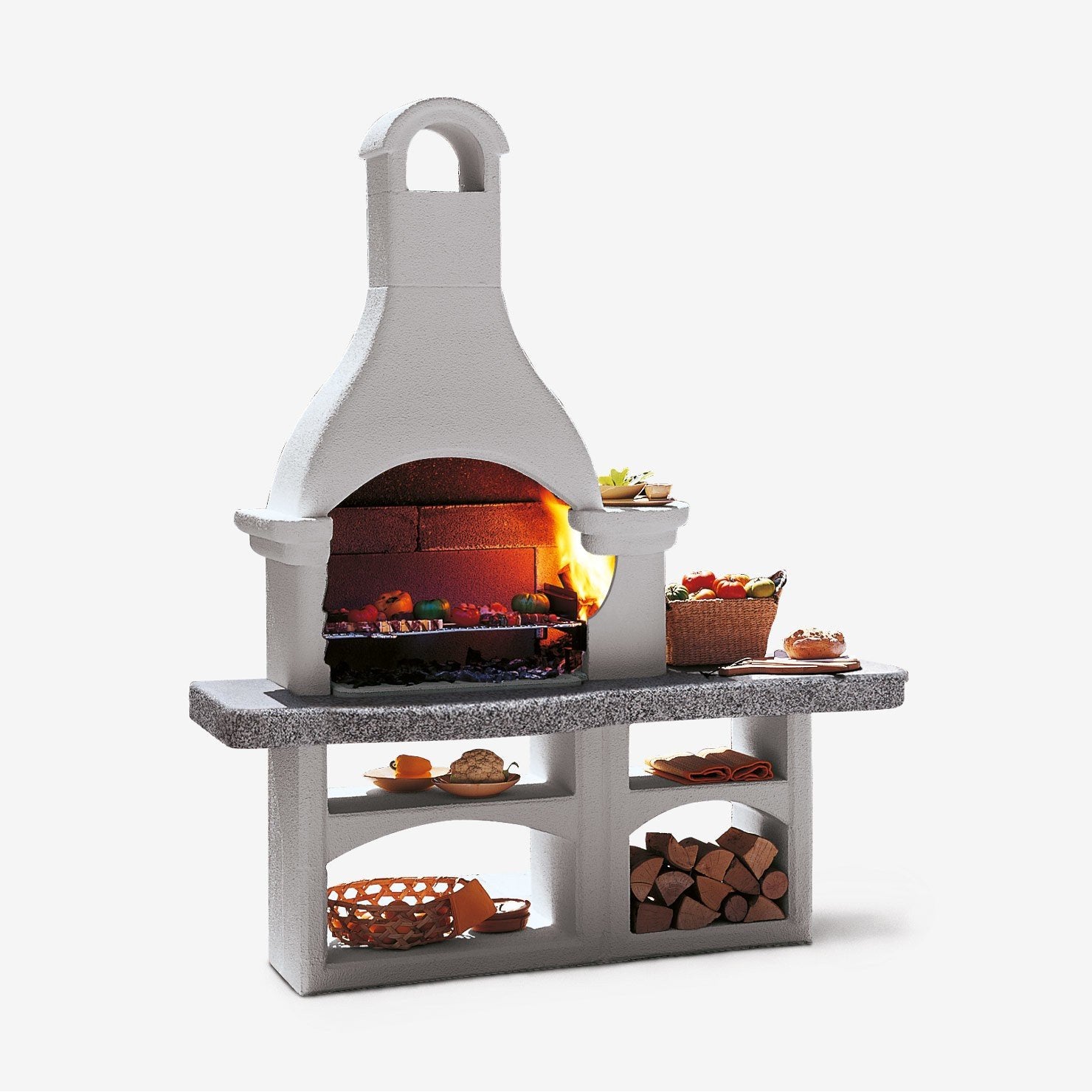 Palazzetti Lanzarote 3 barbecue grezzo con portalegna e accesa in soggiorno, fiamma visibile attraverso il vetro