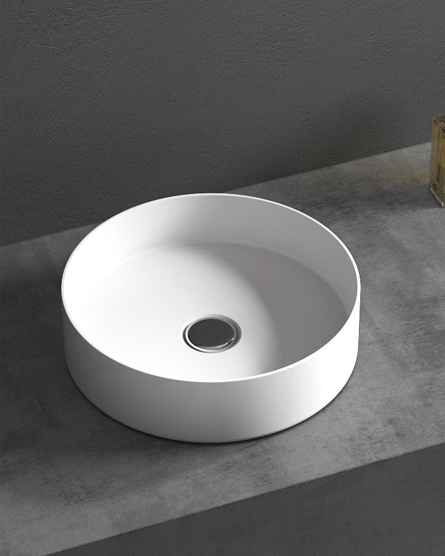Lavabo 36 cm da appoggio Torino solid surface bianco opaco ambientato su piano bagno con accessori - Exagonshop