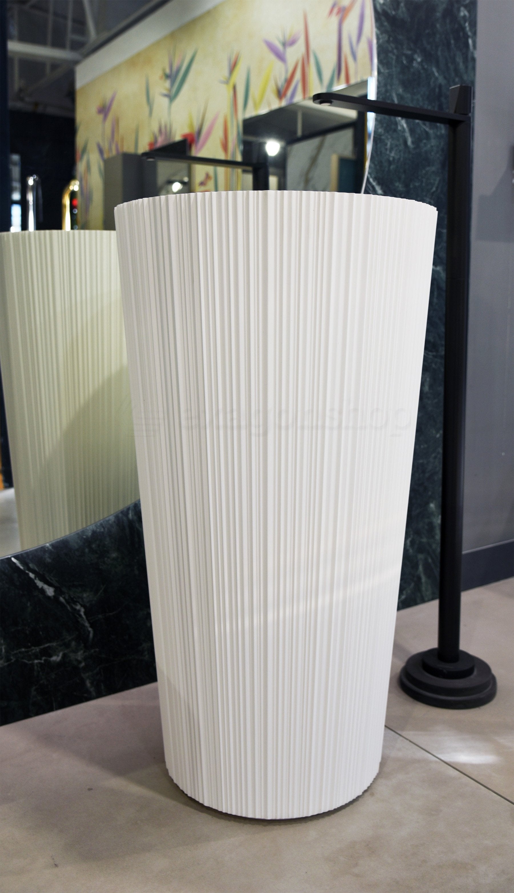 Antonio Lupi Plisse Lavabo 47x85 freestanding in Flumood ambientato su piano bagno con accessori - Antonio Lupi Design