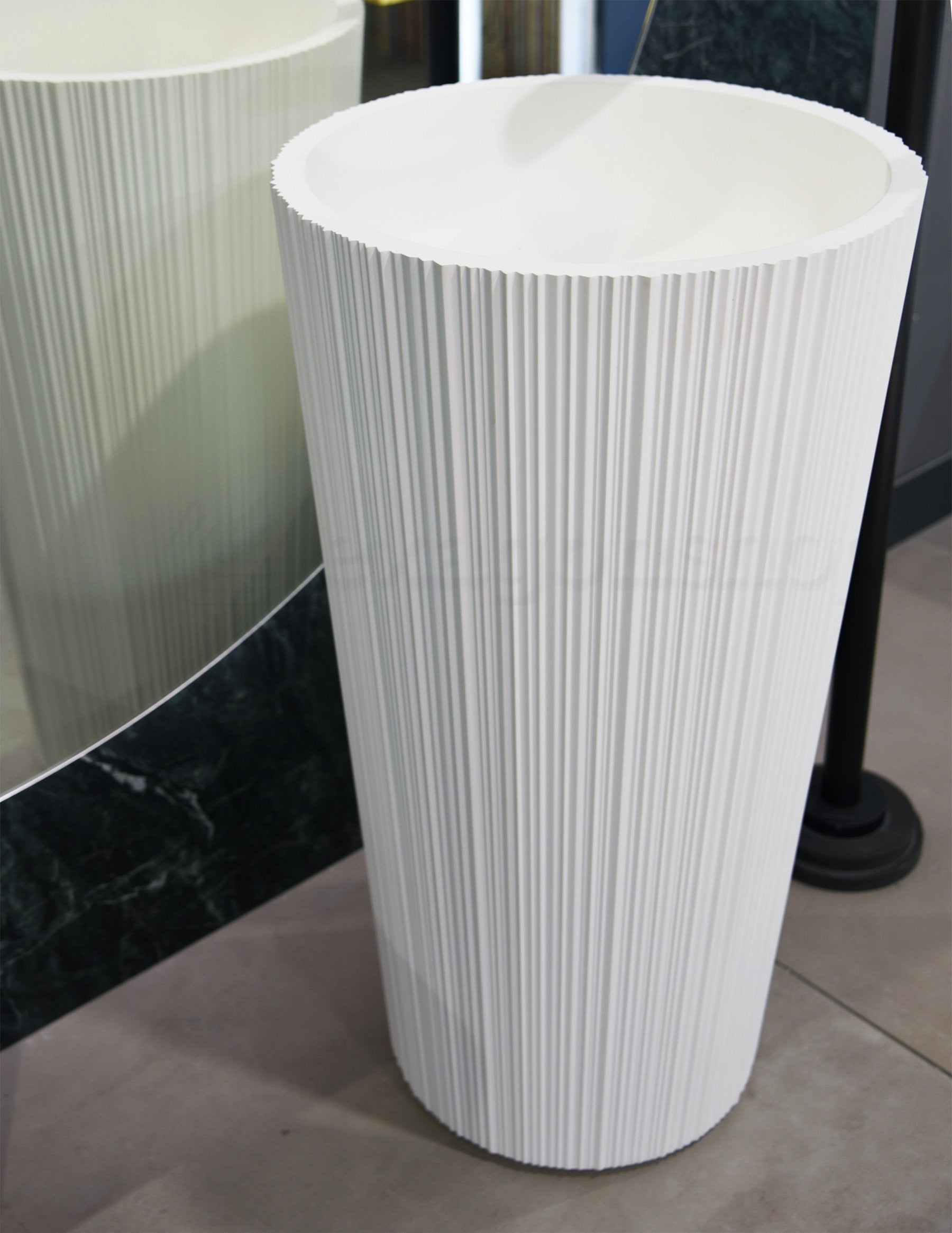 Antonio Lupi Plisse Lavabo 47x85 freestanding in Flumood ambientato su piano bagno con accessori - Antonio Lupi Design