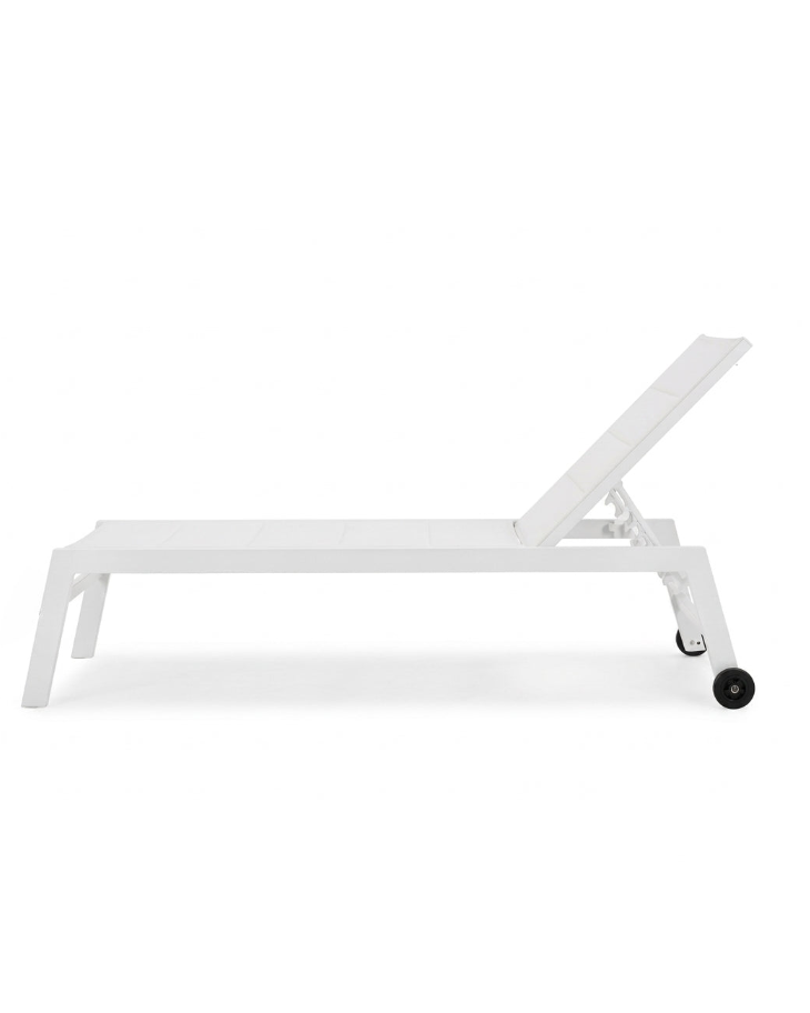 Lettino sdraio prendi sole da giardino con ruote in ambientato in spazio living con arredi coordinati - Exagonshop