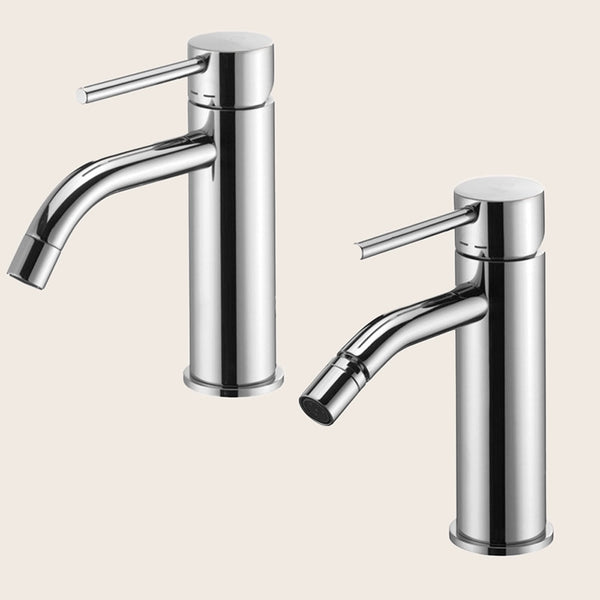 Set miscelatori lavabo e bidet cromo Light Paffoni ambientato su piano bagno con accessori