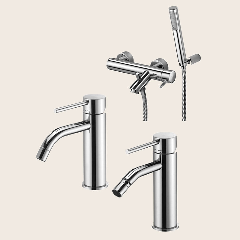 Paffoni Light Miscelatore Lavabo Bidet E Vasca Cromo in acciaio inox e ottone ambientato su piano bagno con accessori