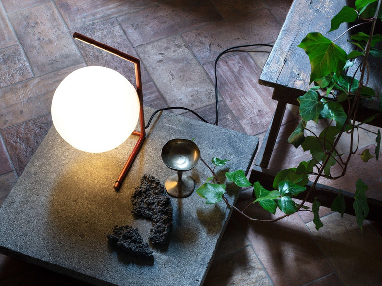 FLOS IC T1 Low Lampada da tavolo Rosso burgundy, particolare del diffusore luminoso