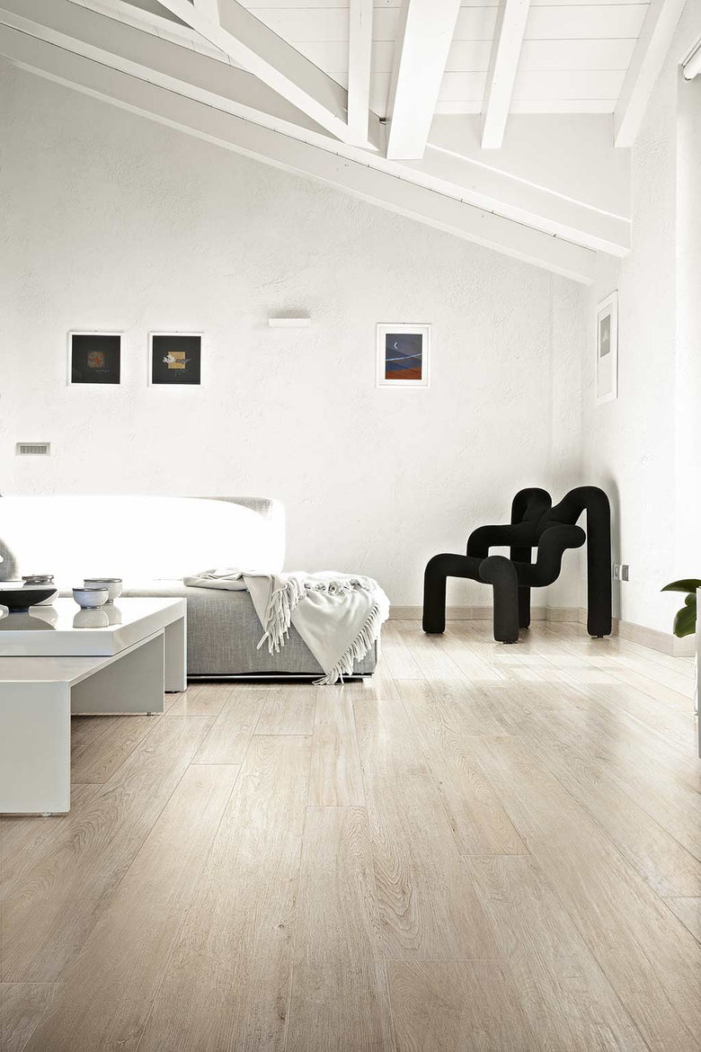 Ceramiche Rex Oak White 20x120 Gres Porcellanato Effeto posata in ambiente arredato, dettaglio della venatura - Rex Ceramiche