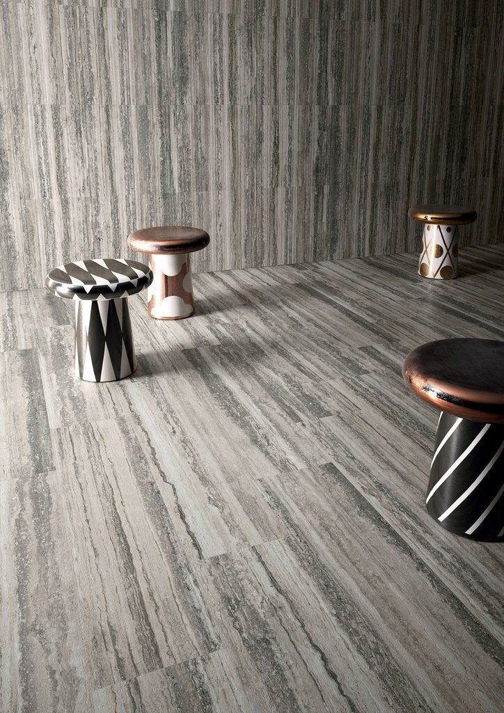 Ceramiche Santa Agostino Tipos Pavimento Rivestimento Silver Lucido posata in ambiente arredato, dettaglio della venatura...