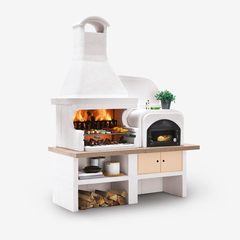 Palazzetti Malibu 2 barbecue a legna con forno pizza destro accesa in soggiorno, fiamma visibile attraverso il vetro
