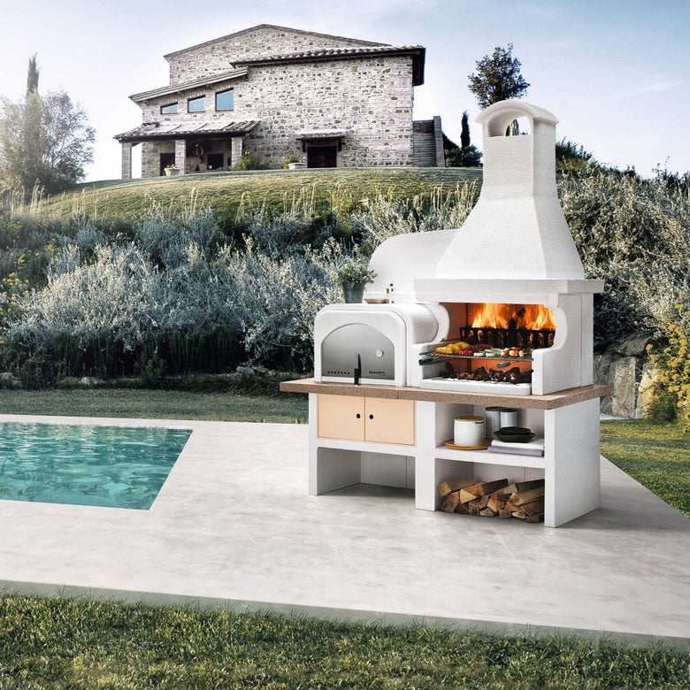 Palazzetti Malibu 2 barbecue a legna con forno pizza accesa in soggiorno, fiamma visibile attraverso il vetro