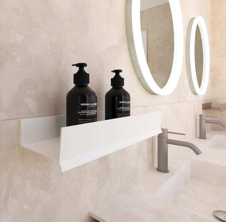 Idea mensola portasapone in alluminio bianco opaco installato in bagno moderno con ante in vetro temperato