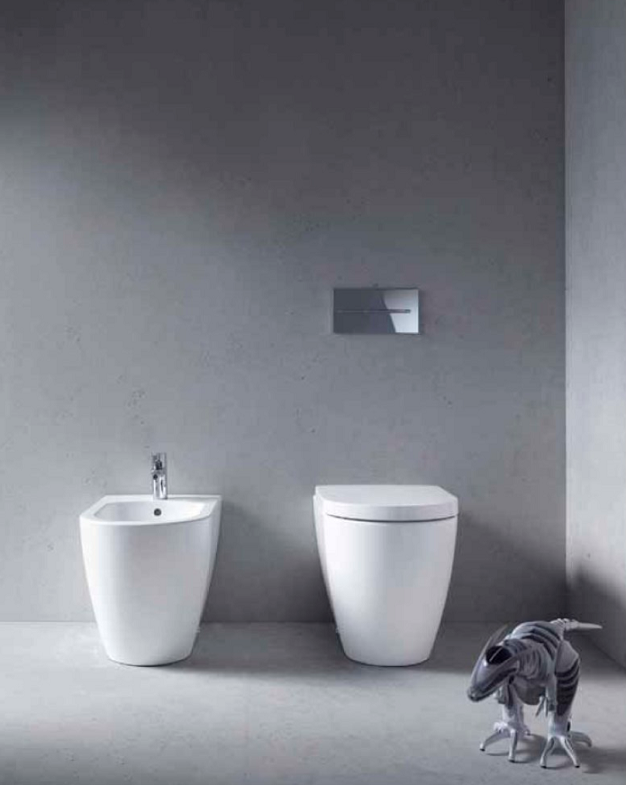 Duravit Me By Starck coppia sanitari Vaso E Bidet A ambientato su piano bagno con accessori