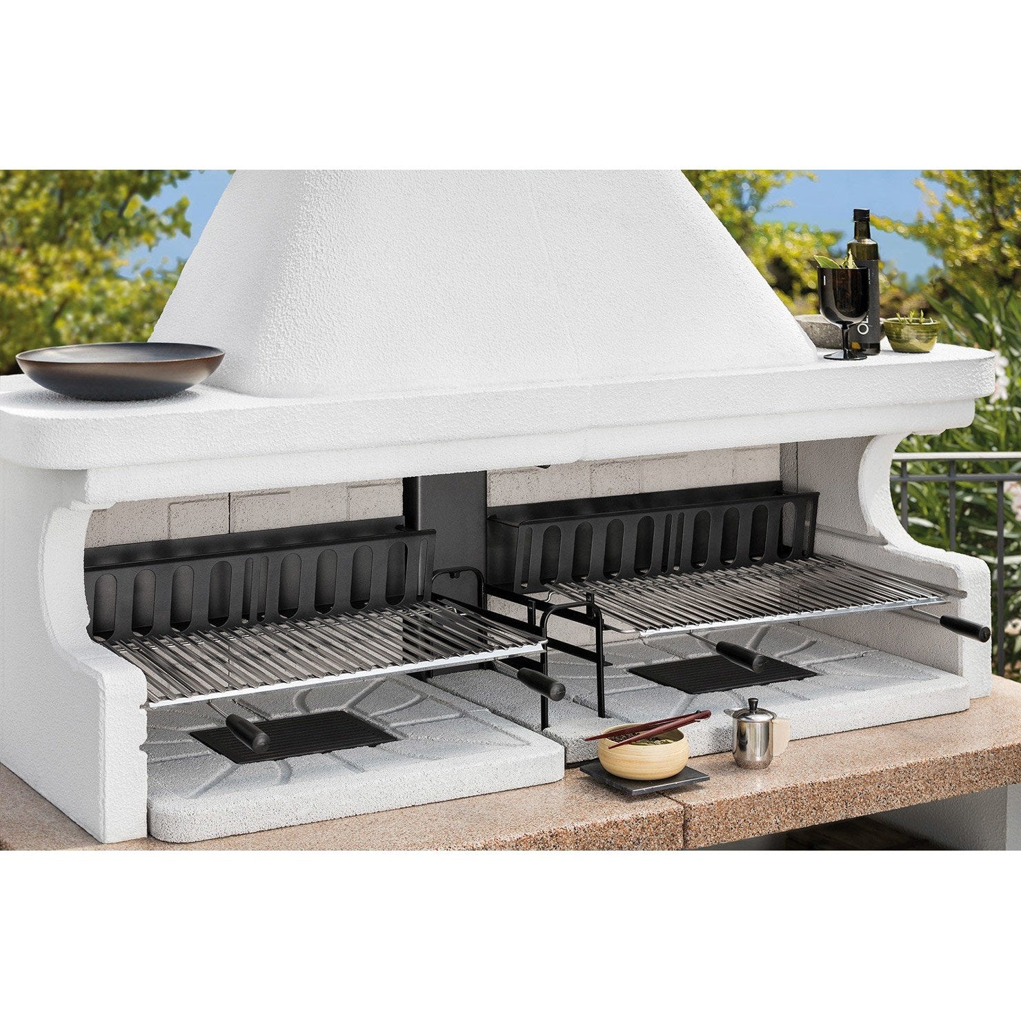 Palazzetti Miami 3 barbecue a legna grezzo doppio grill e accesa in soggiorno, fiamma visibile attraverso il vetro