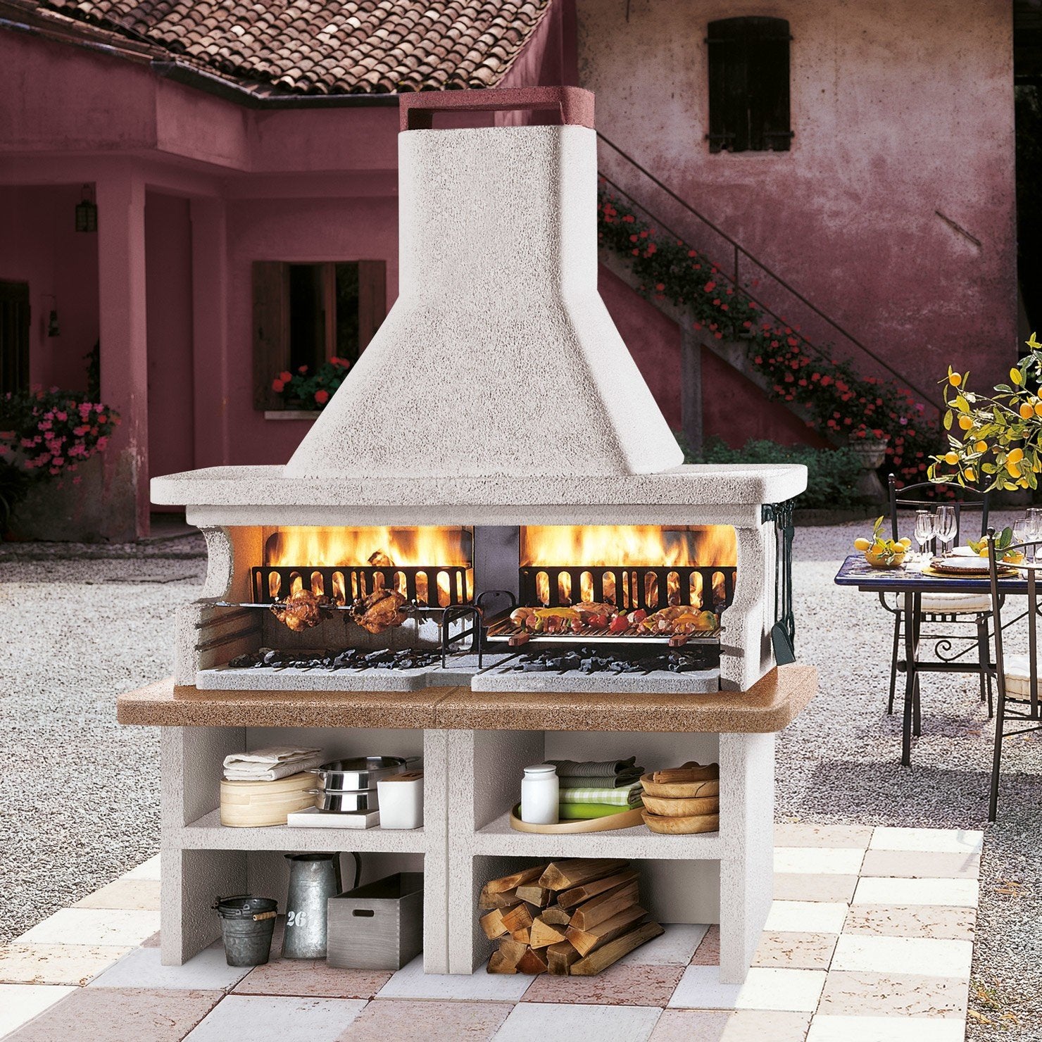 Palazzetti Miami 3 barbecue a legna grezzo doppio grill e in levigato accesa in soggiorno, fiamma visibile attraverso il...